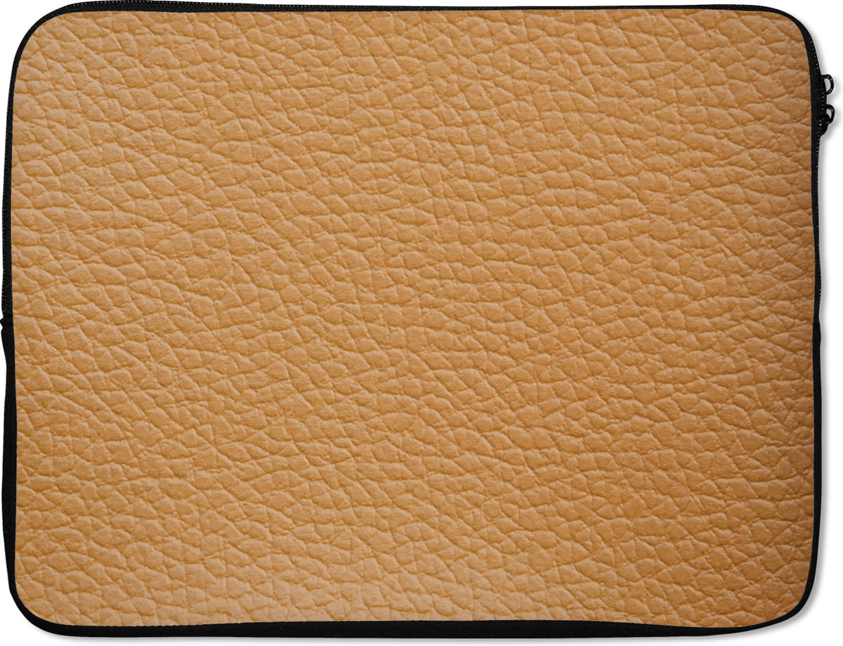 Laptophoes 15.6 inch - Leer - Structuur - Lederlook - Oranje - Laptop sleeve - Binnenmaat 37x26 cm - Zwarte achterkant - Back to school spullen - Schoolspullen jongens en meisjes middelbare school - Macbook air hoes - Chromebook sleeve