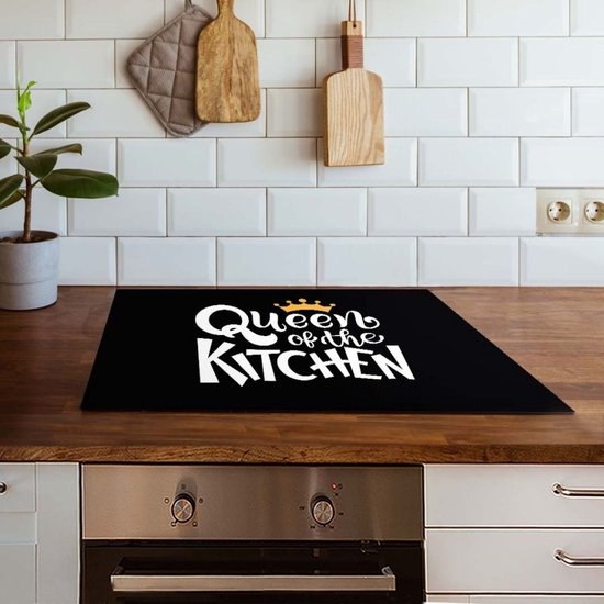 Zwarte inductiebeschermer met witte tekst 'Queen of the Kitchen' en een gouden kroon.