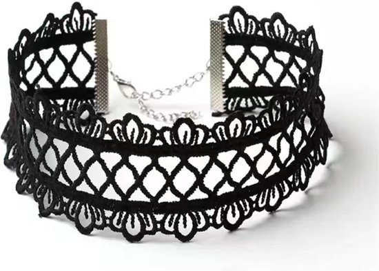 Zwarte kanten choker met opengewerkt ruitpatroon en zilverkleurige sluiting en kettingschakels.