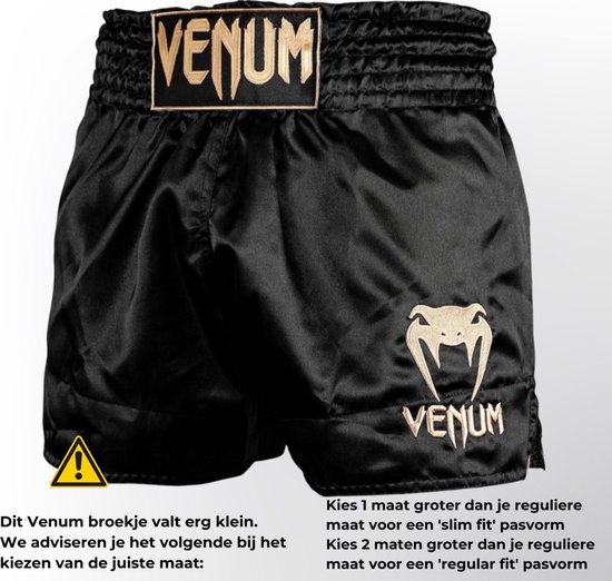 Zwarte Venum Muay Thai shorts met maatinformatie: kies 1 maat groter voor slim fit of 2 maten voor regular fit.