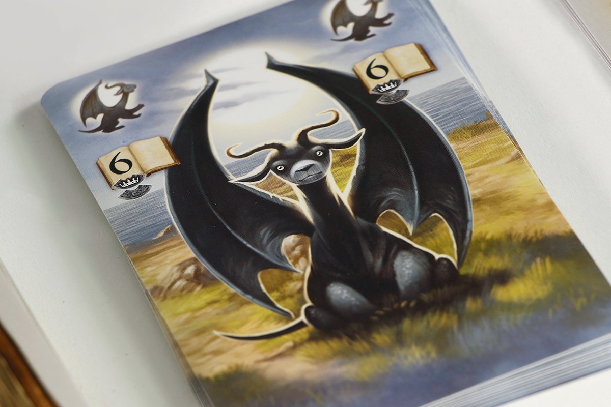 999 Games Drakenherders Kaartspel: vlot familiespel met magisch boek thumbnail 6