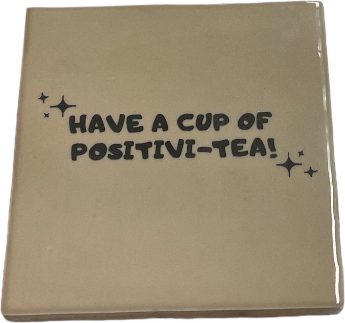 Hippe tegeltje met tekst: Have a cup of positive tea | Beige met charcoal grijs | Gepersonaliseerde cadeau | Hippe Spreuktegel | Nieuwe woning cadeau | Housewarming cadeau | Quote tegeltje met Thee tea