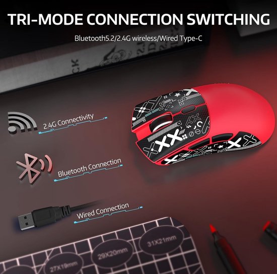 Rode gamingmuis met een patroon op de achterkant, toont tri-mode verbindingen: 2.4G, Bluetooth, bedraad.