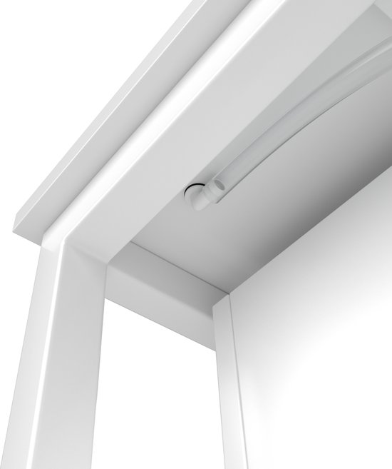 Detail van een witte deurpost met een lampje.