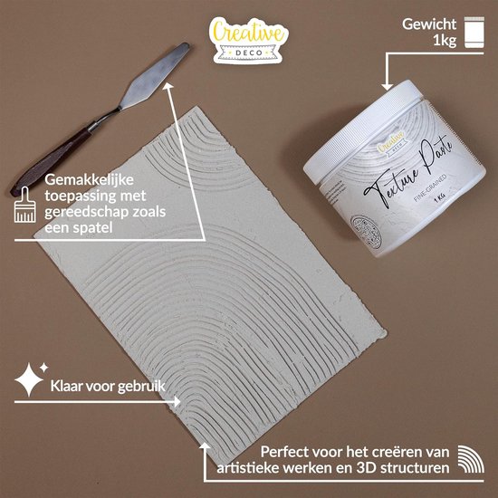 Textuur-pasta van Creative Deco, 1kg pot met spatel die op een textuurkunstwerk wordt aangebracht.