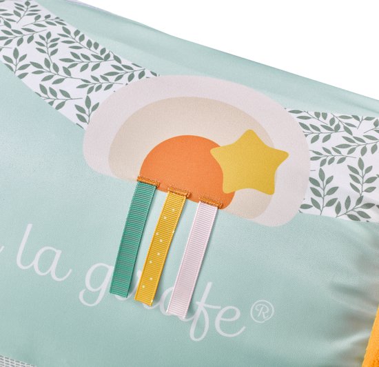 Detail van de zijkant van de speelrol met een regenboog, ster en drie gekleurde linten aan een mintgroene achtergrond.