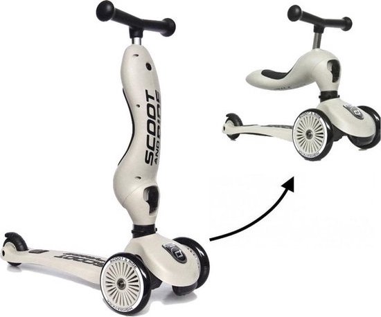 Zandkleurige loopfiets in twee varianten: staand en met zadel. "SCOOT AND RIDE" tekst.