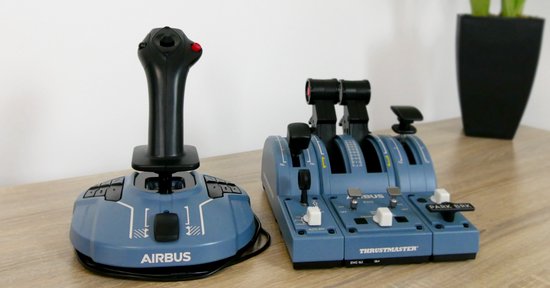 Thrustmaster prépare l'atterrissage de Flight Simulator avec un joystick et  un quadrant Airbus - Les Numériques