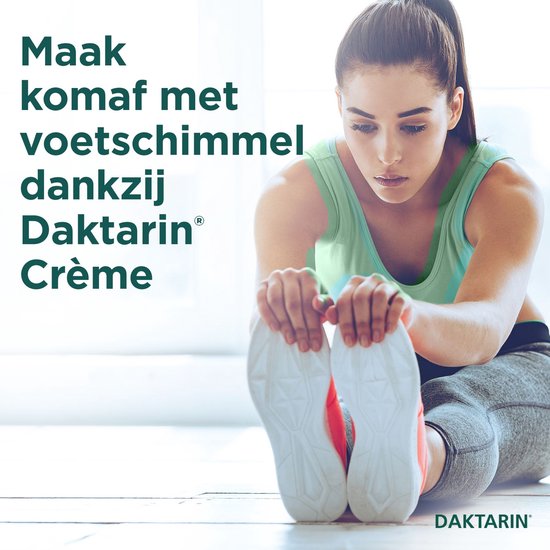 Sportieve vrouw buigt voorover om haar voeten te strekken. "Maak komaf met voetschimmel dankzij Daktarin Crème".