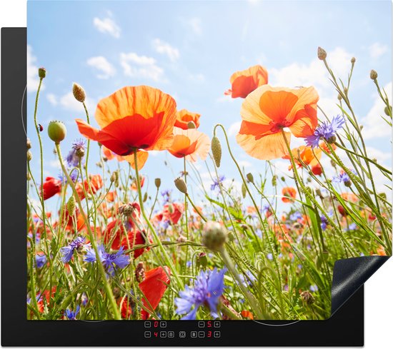 Een inductiebeschermer met een opdruk van klaprozen en korenbloemen in een veld.