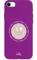 xoxo Wildhearts No Bad Vibes Purple - Single Layer - Hard case hoesje geschikt voor iPhone SE 2022 / SE 2020 hoesje - Hoesje met smiley / emoji - Beschermhoes geschikt voor iPhone SE 2022 / SE 2020 / 8 / 7 case met print - paars