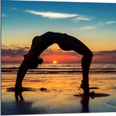 Dibond - Vrouw in Yoga Positie op het Strand bij Ondergaande Zon - 80x80 cm Foto op Aluminium (Met Ophangsysteem)