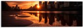 Dibond - Zon Verdwijnend tussen Wolkenkrabbers aan het Water - 60x20 cm Foto op Aluminium (Wanddecoratie van metaal)