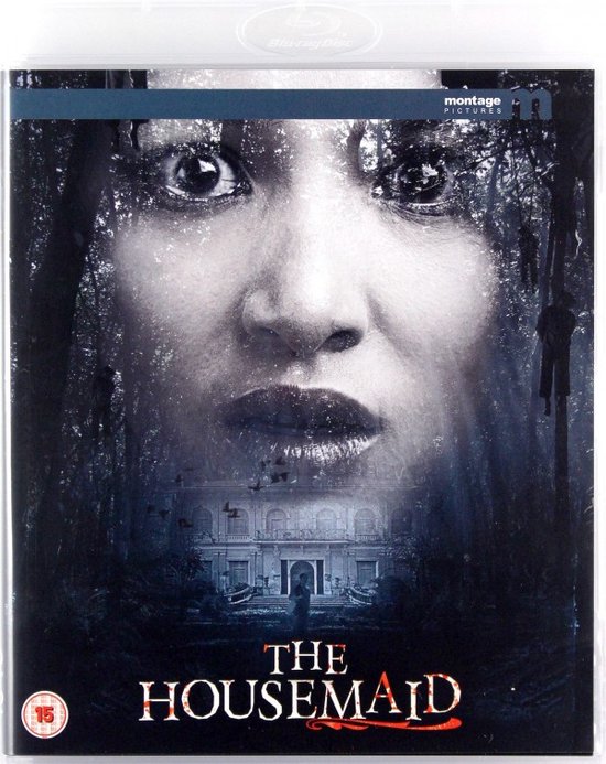 Blu-ray hoes The Housemaid met een griezelig gezicht van een vrouw op de voorgrond en een landhuis op de achtergrond.