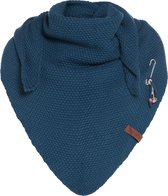 Knit Factory Coco Gebreide Omslagdoek - Driehoek Sjaal Dames - Dames sjaal - Wintersjaal - Stola - Wollen sjaal - Donkerblauwe sjaal - Petrol - 190x85 cm - Inclusief sierspeld