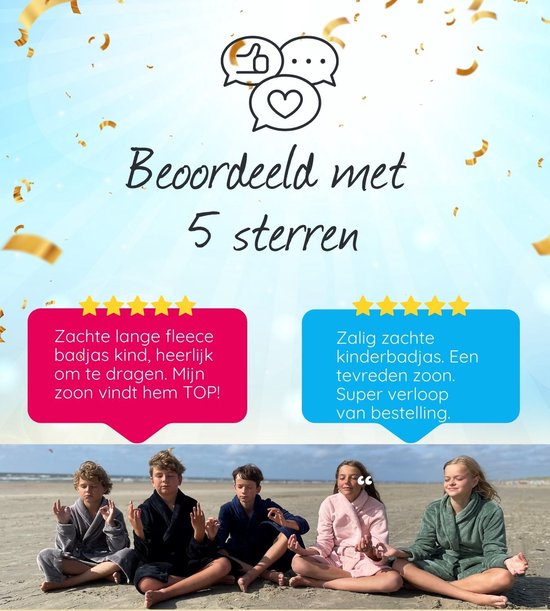 Groep kinderen in verschillende kleuren badjassen, zittend op het strand.