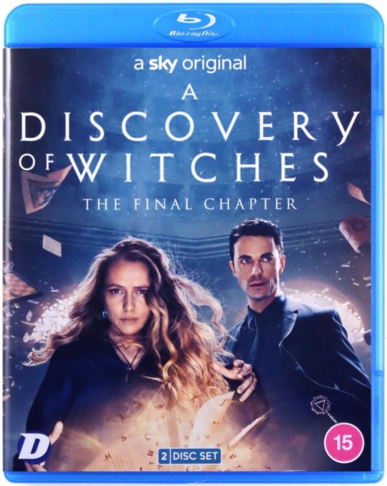 Blu-ray hoes voor "A Discovery Of Witches: The Final Chapter" met de hoofdrolspelers Diana en Matthew, met een open boek met magische symbolen.