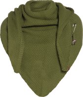 Knit Factory Coco Gebreide Omslagdoek - Driehoek Sjaal Dames - Dames sjaal - Wintersjaal - Stola - Wollen sjaal - Groene sjaal - Mosgroen - 190x85 cm - Inclusief sierspeld