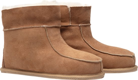 Bruine schapenvacht sloffen met beige voering, rechte schacht en rubberen zool.