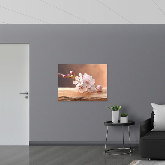 Poster Glanzend – Licht Roze Sakura Bloemen op Houten Plank - 100x75 cm Foto op Posterpapier met Glanzende Afwerking