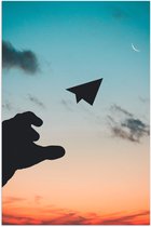 Poster (Mat) - Vliegtuigje - Papier - Lucht - Hand - Gooien - Zonsondergang - 70x105 cm Foto op Posterpapier met een Matte look