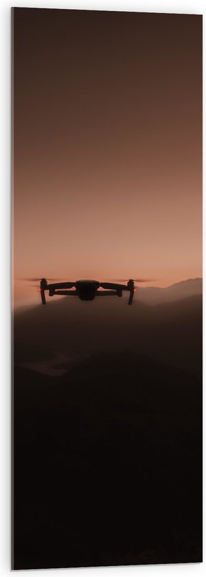 Acrylglas - Silhouet van Drone Vliegend door de Bergen - 40x120 cm Foto op Acrylglas (Met Ophangsysteem)