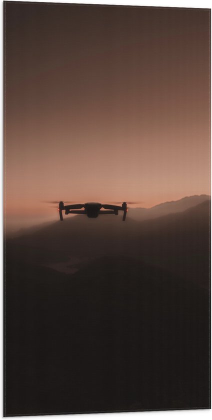 Vlag - Silhouet van Drone Vliegend door de Bergen - 50x100 cm Foto op Polyester Vlag