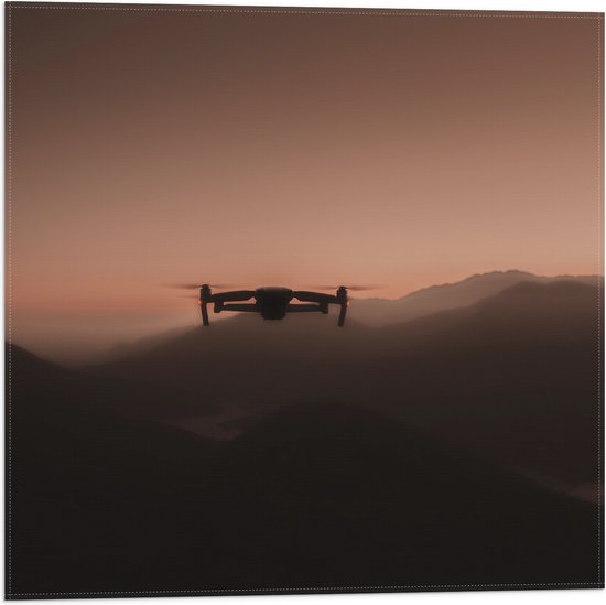 Vlag - Silhouet van Drone Vliegend door de Bergen - 50x50 cm Foto op Polyester Vlag