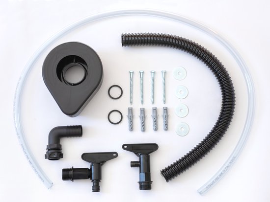 Set regenpijpaccessoires: zwarte filter, kranen, slangen, schroeven en pluggen.