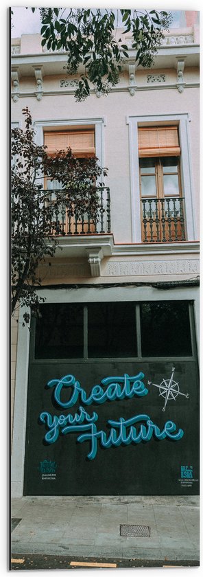 Dibond - Gebouw - Huis - Tekst - Boom - Balkon - Ramen - 30x90 cm Foto op Aluminium (Wanddecoratie van metaal)