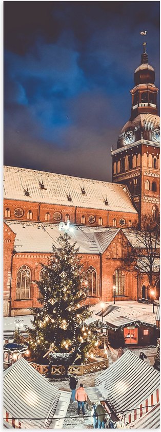 Poster (Mat) - Gebouw - Kerk - Kraampjes - Markt - Mensen - Kerstboom - Sneeuw - 30x90 cm Foto op Posterpapier met een Matte look