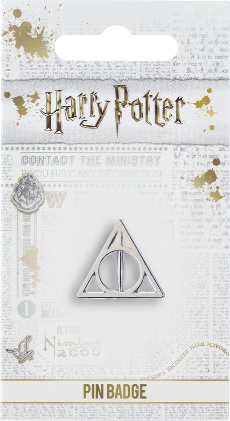 Zilverkleurige Harry Potter Deathly Hallows pinbadge op een papieren kaart met Harry Potter logo en decoratieve tekst.