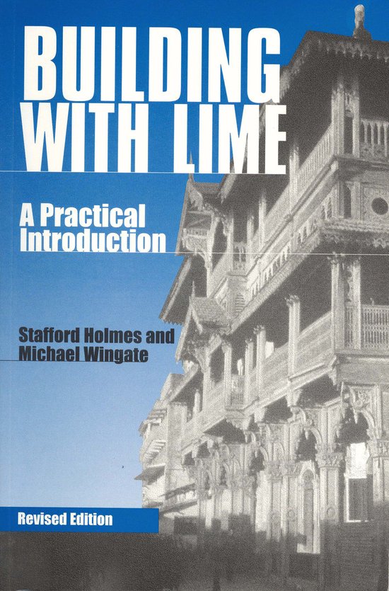 Boekhoes met de titel "BUILDING WITH LIME: A Practical Introduction" door Stafford Holmes en Michael Wingate, Revised Edition.