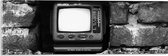 Acrylglas - Ouderwetse Televisie in de Muur (Zwart-wit) - 60x20 cm Foto op Acrylglas (Met Ophangsysteem)