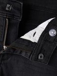 Sluiting van een donkergrijze jeans met rits en verstelbare knoop.