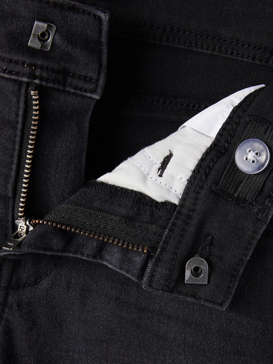 Sluiting van een donkergrijze jeans met rits en verstelbare knoop.