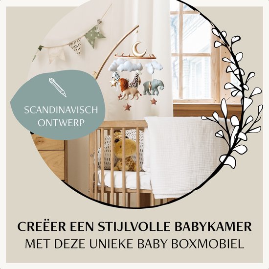Mobile bébé en bois avec animaux dans une chambre bébé avec berceau. Design scandinave.