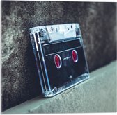 Acrylglas - Cassettebandje tegen Stenen Muur - 50x50 cm Foto op Acrylglas (Met Ophangsysteem)