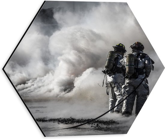Dibond Hexagon - Brandweermannen in Actie bij Brand (Zwart-wit) - 30x26.1 cm Foto op Hexagon (Met Ophangsysteem)