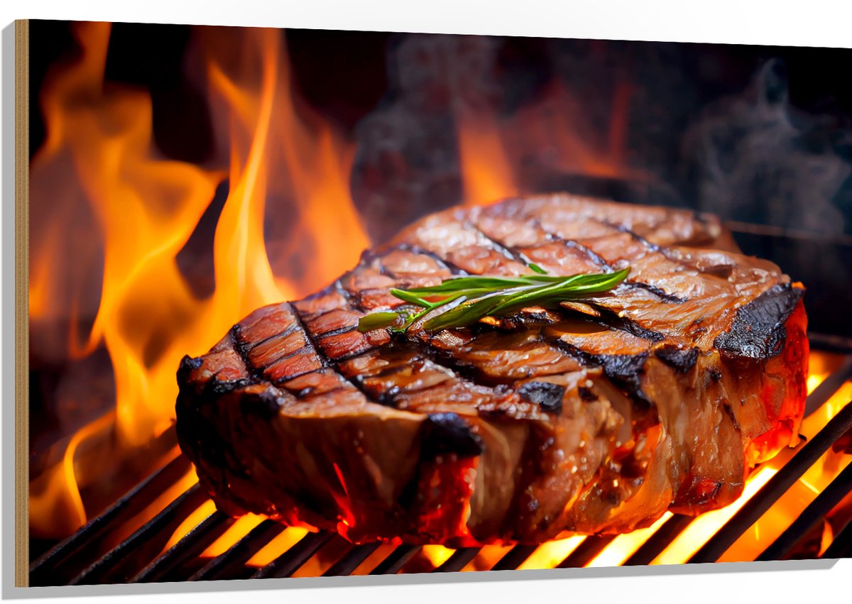 Hout - Brandende Steak op Barbecue - 120x80 cm - 9 mm dik - Foto op Hout (Met Ophangsystee