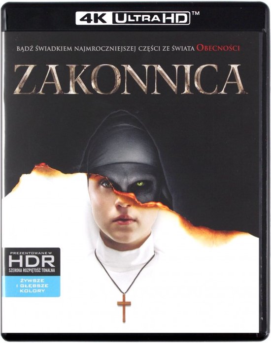 De voorkant van de 4K Ultra HD Blu-Ray van de film 'The Nun'. Een enge non met groene ogen staat centraal, met vlammen aan de zijkanten.