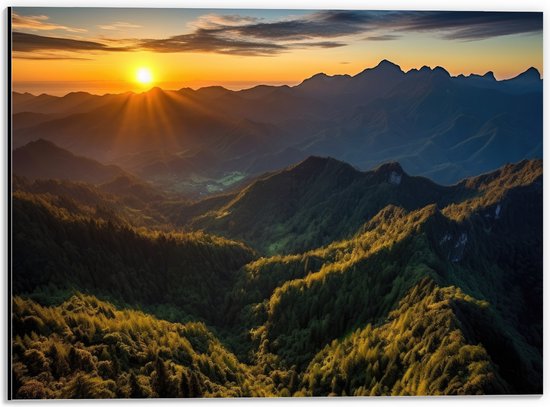 Dibond - Feloranje Zonsondergang achter de Bergen - 40x30 cm Foto op Aluminium (Met Ophangsysteem)