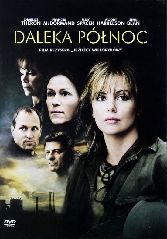 Vier gezichten en een fabriek op de achtergrond op de poster van de film Daleka Północ.