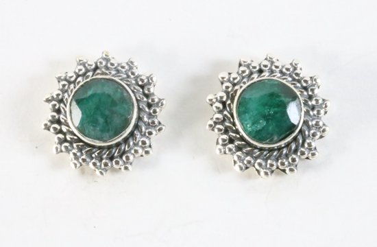 Bewerkte zilveren oorstekers met smaragd