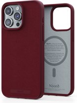 Njord Collections Suede Comfort+ Telefoonhoesje - Geschikt voor iPhone 15 Pro Max - Gereycled / Duurzaam materiaal - 2M valbescherming - Mag compatibel – Rood