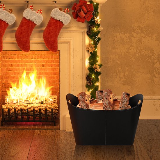 Zwarte kunstleren mand met haardhout, naast een kerstversierde open haard.