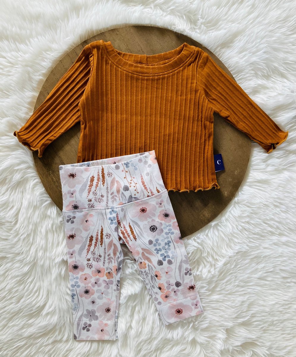 Tweedelig baby setje Camel. Handgemaakte babykleding.