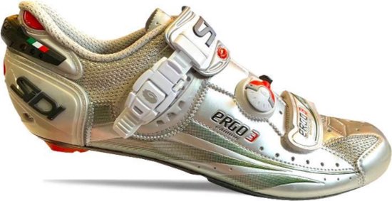 Zilveren Sidi ERGO 3 fietsschoen met witte gespen, groene accenten en Italiaanse vlagdetails.