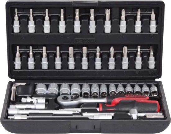Opengemaakte zwarte koffer van KS Tools met een 48-delige dopsleutelset. De set bevat doppen, bits en een ratel met rood-zwarte handgreep.