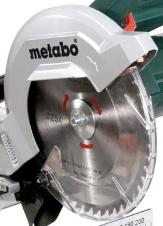 Zaagblad van Metabo afkortzaag met zilveren beschermkap en Metabo logo.